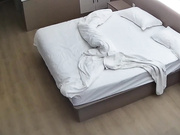 鸡冠眼镜肥胖男带情人抽空开个钟点房 打个摸鱼炮 进来澡都不洗直奋主题 白瞎这么可爱的乖乖女