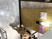 国内某洗浴会所内部员工暗藏通风口偷拍❤️更衣室浴客更衣裸体身材不错的带娃宝妈无水印原版
