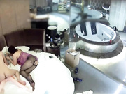 主题酒店偷拍-猥琐男带着充气娃娃和女友一起玩3P,操娃娃时美女急的一直在下面舔,最后男操美女时她还舔娃娃!