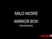 美女行为艺术家用行动抗议性侵