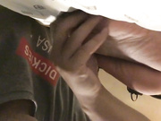 有恋脚癖变态姐夫把家里带孩子的小姨子弄迷糊了舔完脚插逼