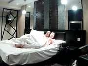 情趣酒店精品超豪华套房TP中年男和情妇侧入交叉式爽着突然来电话了女的一脸不高兴