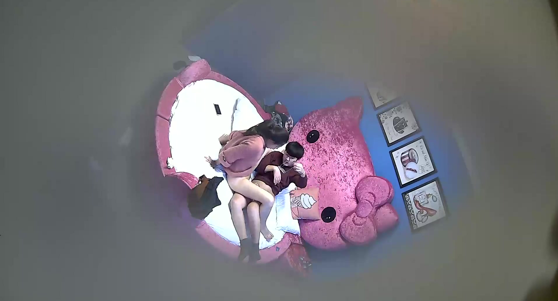 精品小旅馆情趣房偷拍一对文化范的技术控情侣为了更贴近肌肤相互刮对方性器官的毛毛