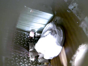 旅馆身材不错的貌似大学生情侣白天开房缠缠绵绵啪啪搞完马上撤退