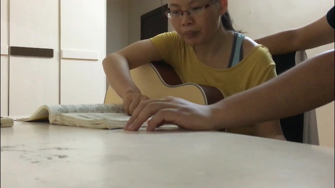 禽兽音乐老师教少妇学员弹吉它搞到别人的奶子上脱了衣服按在椅子上啪啪720P高清无水印