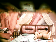 主题酒店TP穿情侣内裤的情侣仔细研究一下可爱女友那有些特别的BB