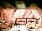 主题酒店TP穿情侣内裤的情侣仔细研究一下可爱女友那有些特别的BB