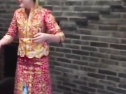 结婚席间恶搞喝得有点醉的新娘让她当众表演给新郎吹箫小表弟在一旁默默的疑视新娘姐姐