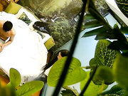 精品推荐小旅店绿叶房偷拍没啥性经验的小伙被长发美眉撸硬鸡巴没搞多久就射了太对不起这开房钱了