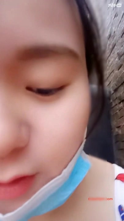 白嫩大眼萌妹温泉直播让人摸奶摸逼，还给别人打飞机这小哥不知道有没有幸福来敲门的感觉