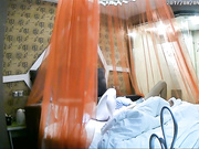 复古风装修公司小美女妹纸与男同事以外出谈业务为由开房打炮开始美女装矜持一会拿起J8开吃啪啪啪呻吟娇喘