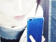 真大胆,白嫩大长腿美女网吧大厅勾引陌生男,担心被发现2人到厕所后男的太激动把美女的丝袜都撕破了,干的激烈!