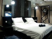 豪华酒店身材苗条乳房饱满文艺范眼镜妹被爱玩手机爱玩自己鸡鸡的肥猪眼镜男啪啪啪