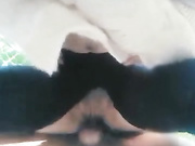 年龄不大无毛乡村妹女主播为了礼物疯掉了与同村大叔在土砖房墙边啪啪啪直播席地而战对白清晰