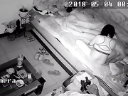 家庭摄像头拍摄，孩子在旁边睡觉