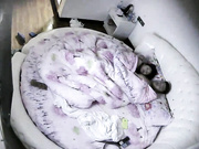 特色情趣酒店大圆床偷拍吃货小黑哥和长得还可以的女友先饱餐一顿休闲一下在啪啪