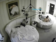 豪华浴缸房中年胖男约大学美女啪啪,有点爱不释手床上操完又到浴缸干