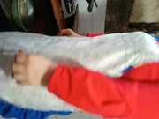 去工友家里玩工友外出不在，和他在厨房正在做饭的骚老婆搞起骚货那饥渴样平时肯定没吃饱过