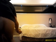 土豪邀请网友酒店3P御姐范性感高挑大美女,前后双插,嘴里吃着鸡鸡后面干着,真耐操男的都累倒了.无水印版!