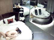 豪华套房偷拍短发美女被男友快速抽插妹子这小身板抱着操是太爽了