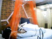 精品酒店偷拍穿着很性感的包臀短裙大学美女和男友酒店见面装矜持男的哄了一会还不让操,气的掀开短裙强干