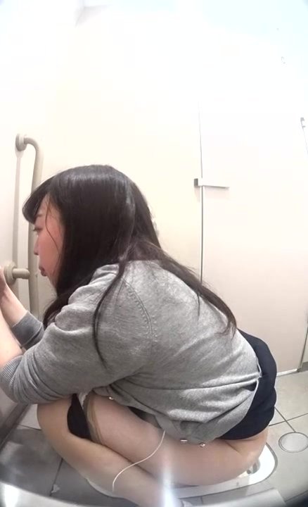 车站公共蹲便双视角偷拍各种类型美眉方便大白屁股又圆又大好多美女气质白领完事不走坐着玩手机