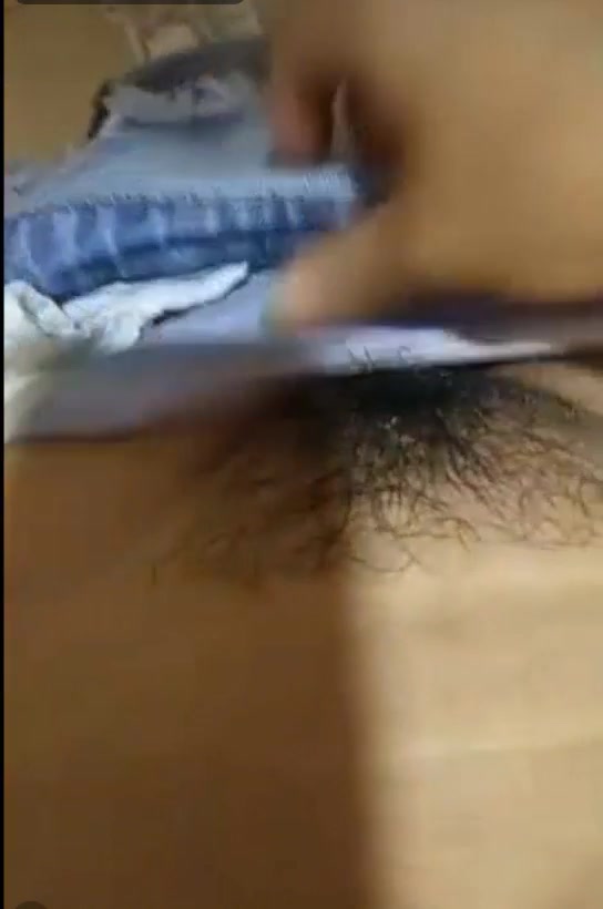 屌丝狼友刷礼物让主播潜入大学校园女厕偷拍女生嘘嘘这个要是被人发现要被打个半死