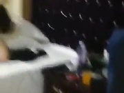 赌债肉偿，用身体抵债的少妇和赌客在床上啪啪其他赌客孰视吾睹继续在旁边耍牌