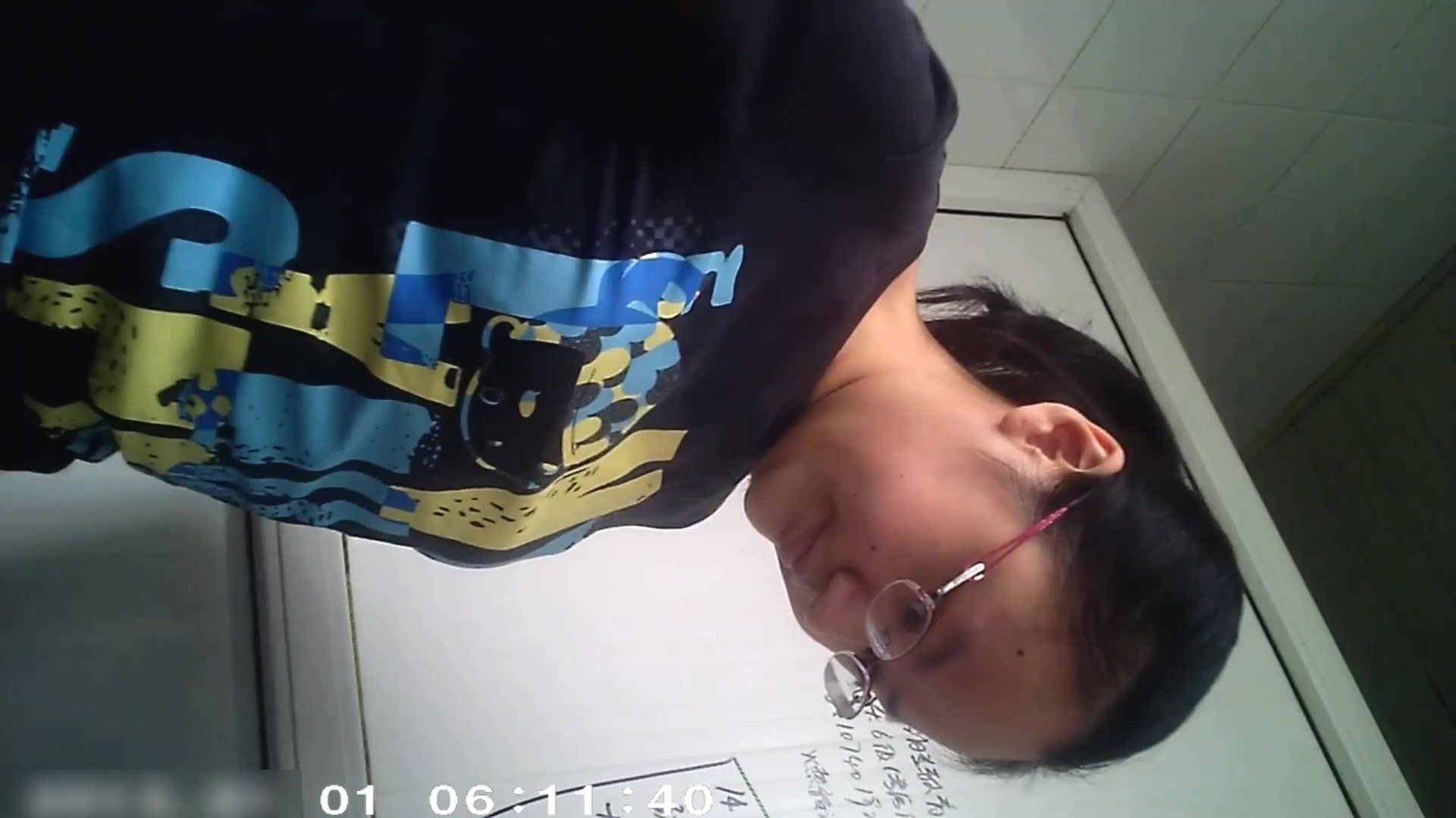 外站流出高校女厕近距离TP红高跟妹子人美逼嫩