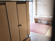 外站流出国内牛人潜入某大厦办公楼女厕偷拍出来故意搭讪拍脸