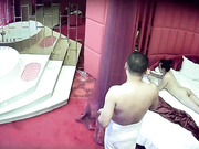 喜欢带玉佩的漂亮白嫩美女和中年男网友酒店偷情啪啪,在浴缸洗澡时就迫不及待开操,干的受不了躺床上不让操了!