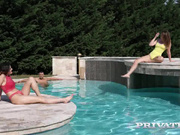 游泳池边一屌日两美