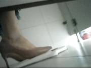 最新流出牛人潜入商场女厕近距离露脸偷牛仔裤高跟美女身材真不错