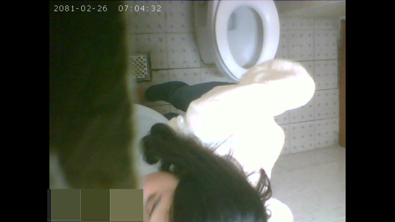 牛人手持身藏暗格偷拍 各种漂亮美女尿尿
