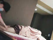 SPA会所男人的天堂偷拍猥琐光头佬大叔做大保健毒龙吹箫一边抽水女技师