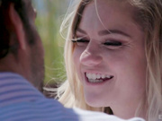 阳光下草坪上的激情性爱