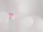 张开双腿让男友那又大又硬的鸡巴去捣湿她的小穴