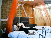 精品酒店偷拍年轻漂亮的大眼美女被中年男激烈抽插,叫的太大声怕被人听见,自己捂住嘴巴操,看阴毛就知道是骚货!