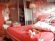 貌似刚结婚的漂亮美女和老公外地旅游住酒店啪啪被偷拍,原来小伙喜欢从屁股后面操,美女叫的又骚又淫荡