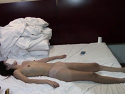 身材不错的高挑气质美女约会网友吃饭被灌醉带到宾馆开房啪啪