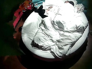 高校附近钟点房偷拍来开房的情侣妹子脱光光等了很久非常生气小哥上来被一顿飞腿