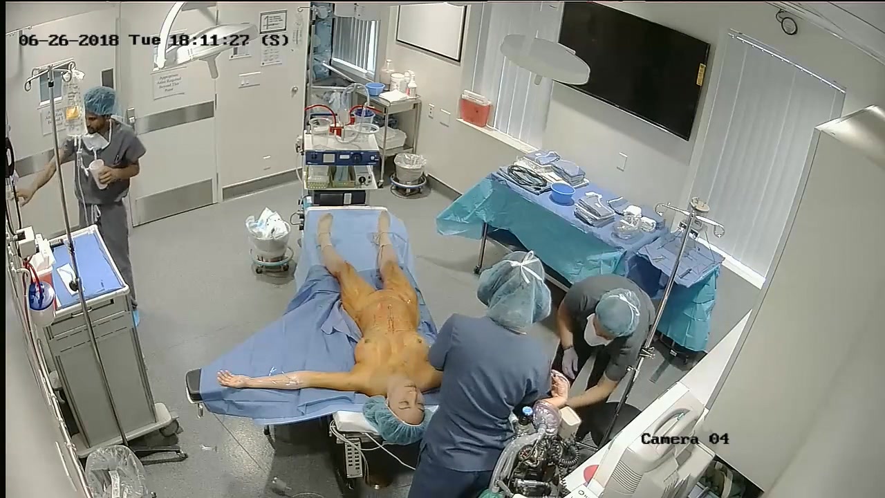 黑客破解美容医院监控摄像头偷拍来做美肉纤体的美眉