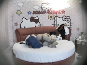 院校附近主题店年轻大学生情侣开房造爱四眼男艳福不浅长发漂亮女友钟爱他的肉棒摆弄舔硬起身啪啪啪大战