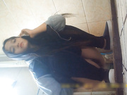 外站最新流出作品-某高校公共女廁拍攝到的氣質美女如廁噓噓