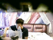 宾馆偷拍少妇和炮友吃完外卖开始啪啪男的挺猛 操了3炮 一边操还拿手机拍照留念