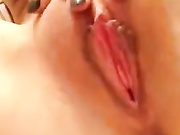 網上認識的寂寞都市白領小美女在家脫衣搔首弄姿誘惑我