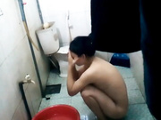 房东在出租屋卫生间偷装针孔偷拍女租客洗澡眼镜妹贪方便不在坐厕小便嘘嘘完用水洗逼逼