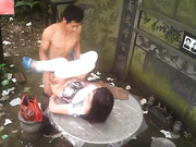 打扮得挺洋气的野鸡把年轻嫖哥召到古墓前的圆台不戴套草逼普通话对白.mp4