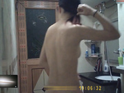 出租屋偷装摄像头偷窥年轻苗条表姐洗澡穿衣