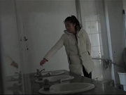 男扮女装尾随妹子进女厕拍白色羽绒服的清纯校花,她还怀疑的望了我一眼